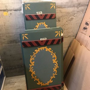 Holzfenster Läden mit Bauernmalerei in Leinfarbe