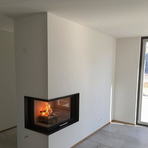 Cheminée P2 Links als Raumtrenner mit Garderobe in der Rückseite