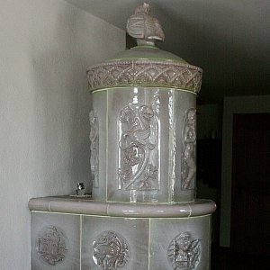 Turmofen von Mantel Elgg AG, mit Jagdmotiven, ca.1920-1940, nun im Zürcher Weinland zu Hause