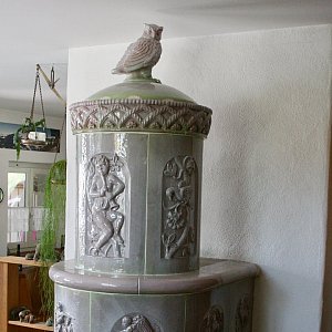 Turmofen von Mantel Elgg AG, mit Jagdmotiven, ca.1920-1940, nun im Zürcher Weinland zu Hause