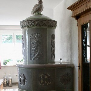 Turmofen von Mantel Elgg AG, mit Jagdmotiven, ca.1920-1940, nun im Zürcher Weinland zu Hause